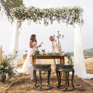 🇮🇹 Oggi Vi propongo un’altra perla di questa bellissima stagione: l’Amore indissolubile di Simone ed Elena che hanno scelto il terreno ‘I Sassi’ per la cerimonia e l’aperitivo per poi proseguire con i festeggiamenti nel Ristoro di Montefabbrello’. Siamo all’isola d’Elba in una località definita la piccola Toscana baciata dal mare. 🇬🇧Today I propose another pearl of this beautiful season: the indissoluble love of Simone and Serena who have chosen the land ‘I Sassi’ for the ceremony and aperitif to continue with the celebrations in the ‘Ristoro di Montefabbrello’. We are on the island of Elba in a locality called the small Tuscany kissed by the sea. 

📍 Rossella Celebrini Events
Luxury Experiences in Tuscany
www.rossellacelebrinievents.it

📍 Flower & Wedding Designer
Rossella Celebrini

📍 Wedding Venue ‘I Sassi’ Ristoro Montefabbrello @montefabbrello @il_salotto_agricolo 

📍 Stationery With Sugar Wedding @withsugar_wedding 

📍 Wedding Photographer Matteo Migliozzi @matteo_migliozzi_fotografo 

📍 Wedding Videophotographer Daniele Fiaschi @daniele.fiaschi 

📍 Bridegrooms Elena & Simone @elena__niccolai @simone___manca 
#RossellaCelebriniEvents #LuxuryExperiencesinTuscany #ExclusiveEvents #ExclusiveWeddings #EcoWedding #MatrimonioGreen #GreenWedding #Ecosostenibile #MatrimoniodaFavola #MatrimoniodaSogno #WeddingFamily #WeddingDream #FlowerDesigner #WeddingDesigner #WeddingArrangement #Wedding #Matrimonio #GettingMarriedinItaly #GettingMarried #Italy #Tuscany #ElbaIsland #IsoladElba #TuscanArchipelago