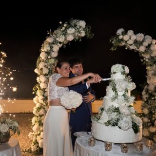 🇮🇹 Il taglio della torta è uno dei momento clou di un matrimonio la cui organizzazione richiede non solo una pianificazione ed un coordinamento attento, ma anche lo studio dell’allestimento e la ricerca dei dettagli. 

🇬🇧 The cutting of the wedding cake is one of the highlights of a wedding whose organization requires not only careful planning and coordination, but also the study of the set-up and the search for details. 

📍 Rossella Celebrini Events
Luxury Experiences in Tuscany
www.rossellacelebrinievents.it

📍Flower Designer Rossella Celebrini 
@ale_tozzi.66 

📍 Wedding Venue Hotel@Villa Ottone @hotelvillaottone 

📍 Wedding Stationery With Sugar Wedding @withsugar_wedding 

📍 Wedding Photographer Matteo Migliozzi @matteo_migliozzi_fotografo 

📍 Wedding Videomaker Daniele Fiaschi @daniele.fiaschi @elbaweddingfilms 

📍 Make up Artist Giulia Giovarruscio @giuliagiovarruscio_mua 

📍 Hair Stylist Lisa Ruiu @lisaruiuhairstylist 

📍Bride Dresda @ateliereme 

#RossellaCelebriniEvents #LuxuryExperiencesinTuscany #ExclusiveEvents #ExckisiveWeddings #RossellaCelebrini #WeddingPlanner #ItalianWeddingPlanner #FlowerDesigner #FloralDesign #ScenografieFloreali #AllestimentoFloreale #OrganizzazioneMatromonio #WeddingOrganization #Setting #WeddingSetting #WeddingArrangement #WeddingDream #WeddingDress #WeddingCake #TagliodellaTorta #TortaMatrimonio #ElbaIsland #IsoladElba #Toscana #Tuscany