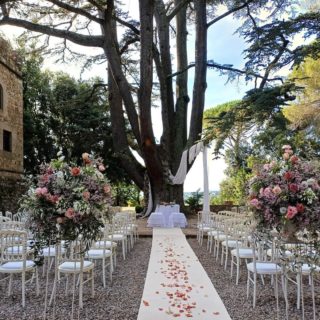 🇮🇹 Un matrimonio è un Sogno che si realizza e solo quando il sipario si alza le coppie hanno la consapevolezza che quel Sogno tanto desiderato è divenuto realtà. Tutto ciò che si è immaginato, la cornice, l’allestimento floreale, i colori della palette scelta, i profumi… si tocca con mano e si vive intensamente. Ecco perché considero l’organizzazione di un matrimonio ‘un’opera d’arte’ da realizzare per far sicché gli sposi e gli invitati se ne innamorino perdutamente. 🇬🇧 A wedding is a dream that comes true and only when the curtain rises couples have the awareness that this dream has become reality. Everything you imagined, the frame, the floral arrangement, the colors of the palette chosen, the perfumes... You touch with your hand and live intensely. That’s why I consider the organization of a wedding ‘a work of art’ to be done so that the newlyweds and guests fall in love with it. 

📍 Rossella Celebrini Events
Luxury Experiences in Tuscany
www.rossellacelebrinievents.it

📍Flower Designer
Rossella Celebrini @ale_tozzi.66 

📍 Wedding Photographer Thomas Harris @thomasharrisphotographer 

📍 Wedding Venue Castello Il Palagio @castelloilpalagio 

📍Catering Tonino Catering @ristorante_tonino_cortona 

📍Music Benedetta Bianchi @benedettabianchicantante 

#RossellaCelebriniEvents #LuxuryExperiencesinTuscany #LuxuryExperiences #WeddingPlanner #WeddingDesigner #FlowerDesigner #FlowerArrangement #FlowerDecorations #FloralDesign #FioriMatrimonio #CerimoniaCivile #MatrimonioToscana #WeddinginTuscany #TuscanyforWeddings #DestinatinWeddingPlanner #DestinationWeddings #WeddingInspiration #WeddingDream #InsideWedding #Toscana #SposarsiinToscana